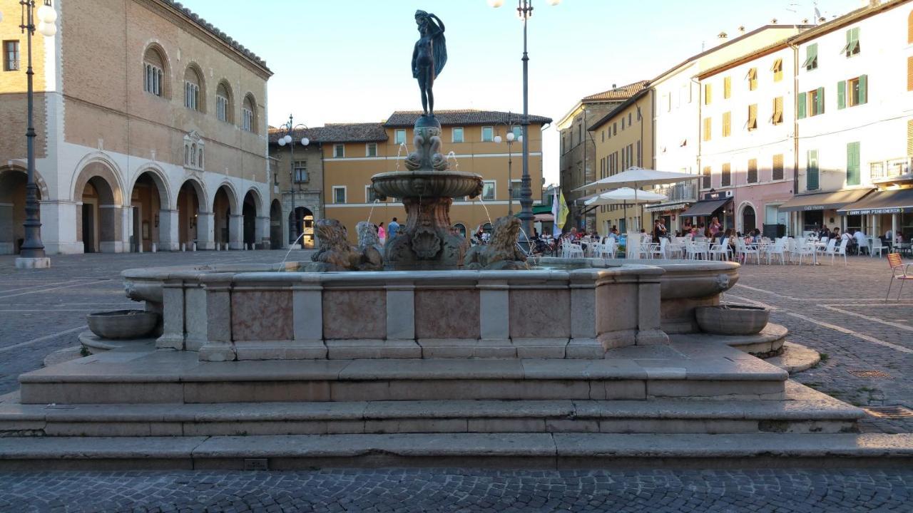 Affittacamere "A2 Passi" Fano Bagian luar foto